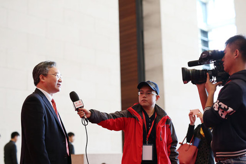 2张汉平总经理接受央视采访