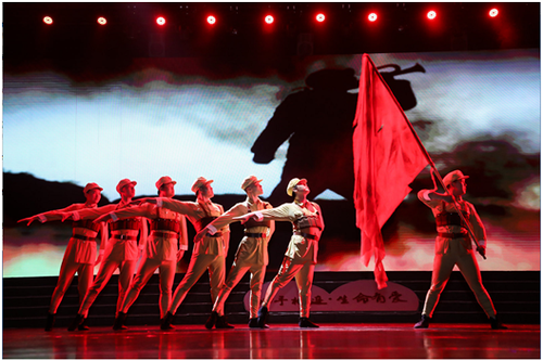 红色经典舞台剧——《新中国从这里走来》，让与会客户与来宾重温红色记忆，感悟革命精神。